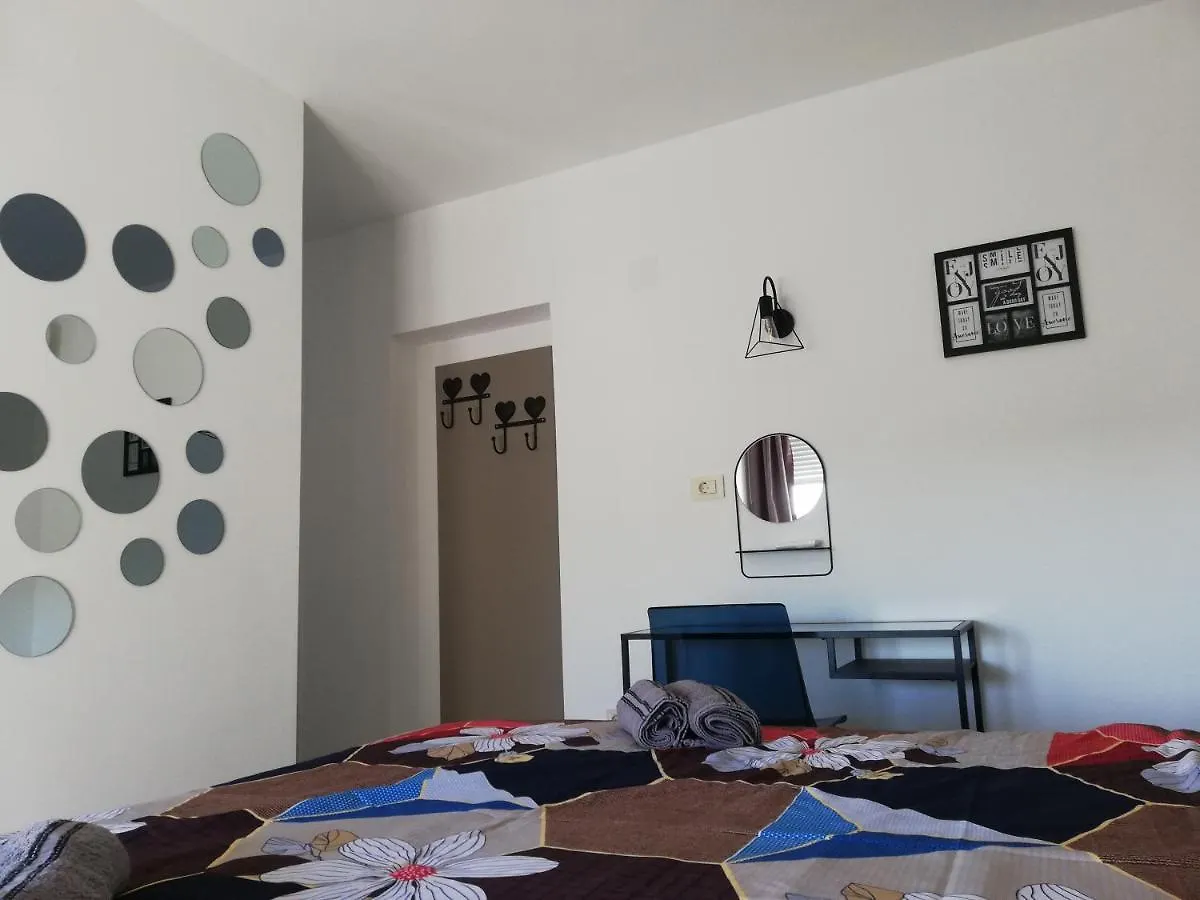 Guest house Riviera Rooms And Apartments Palit